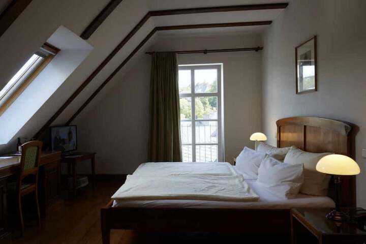 Room 6 of 32