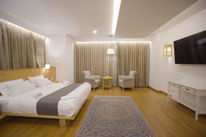 Room 7 of 18