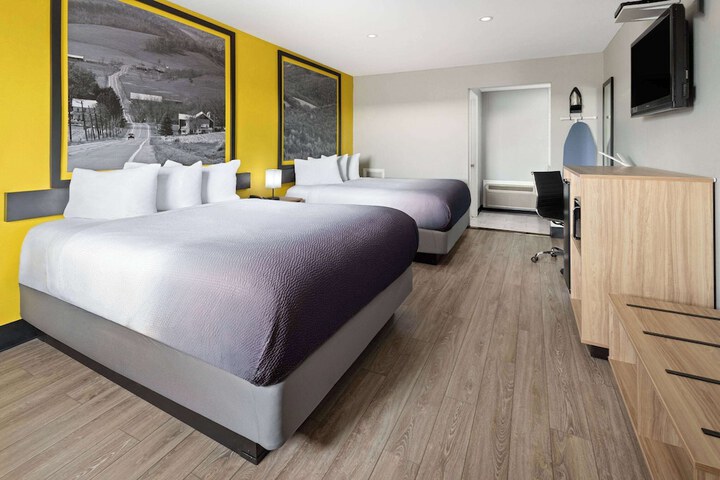 2 Queen Beds (6 of 12)
