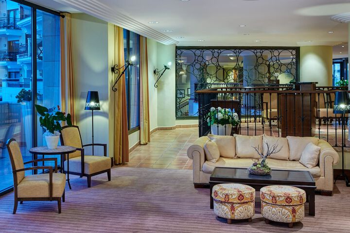 Entrance & Lobby