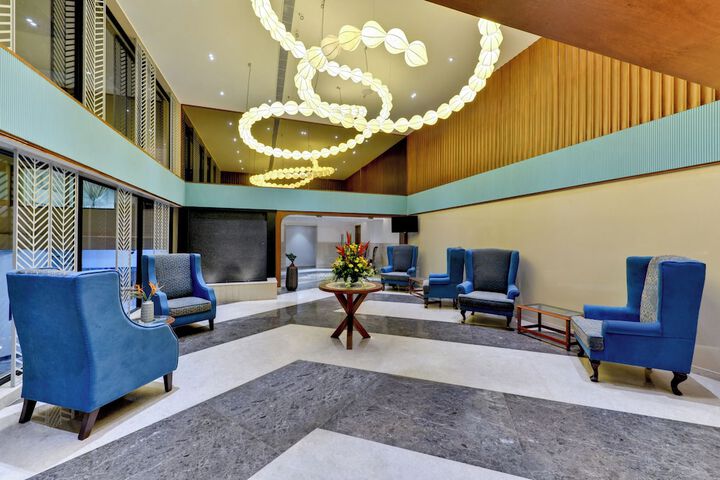 Lounge 22 of 42