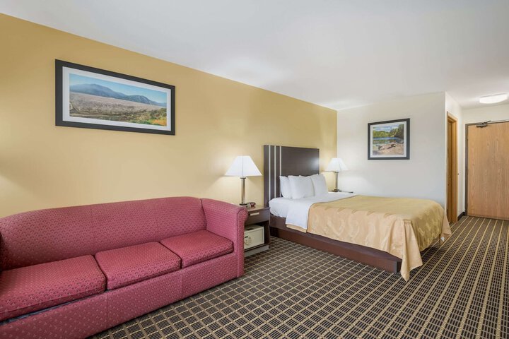 1 Queen Bed (7 of 15)