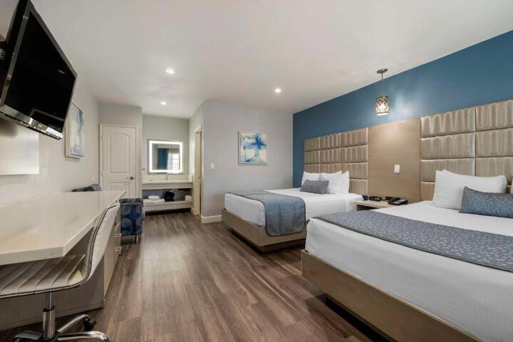 2 Queen Beds Refrigerator WiFi Full Breakfast (6 of 13)