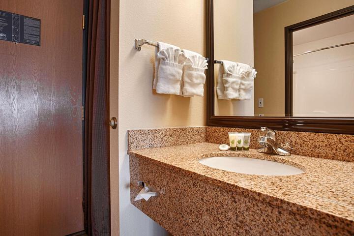 1 King Bed Microwave and Refrigerator Full Breakfast (2 of 10)