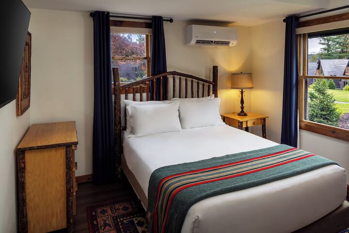 Lodge King Bed Main Building (12 of 15)