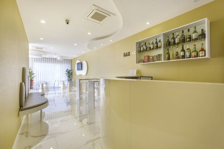 Lounge 33 of 41