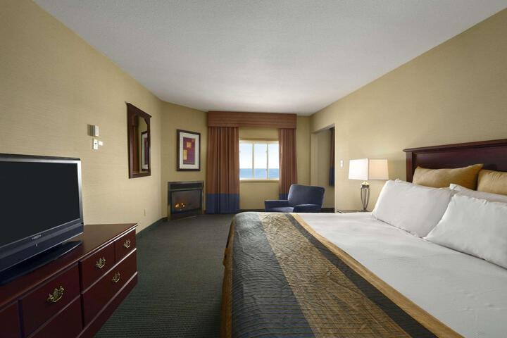 Lake View 2 Queen Beds Balcony (1 of 15)