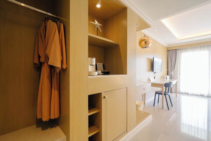 Room 12 of 284
