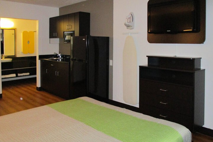 Deluxe Room 1 Queen Bed Kitchenette (9 of 24)