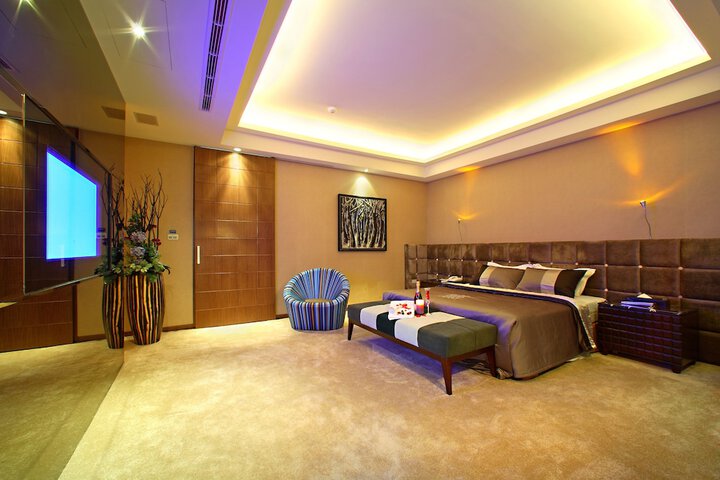 Room 13 of 32