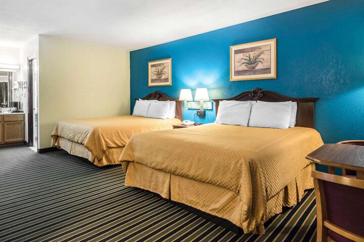 1 Queen Bed (4 of 18)