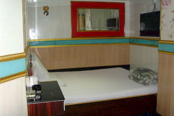 Room 7 of 18