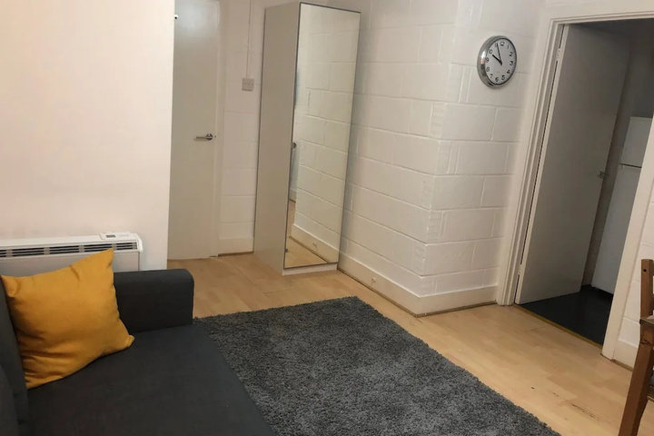 Room 4 of 17