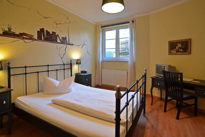 Room 6 of 33