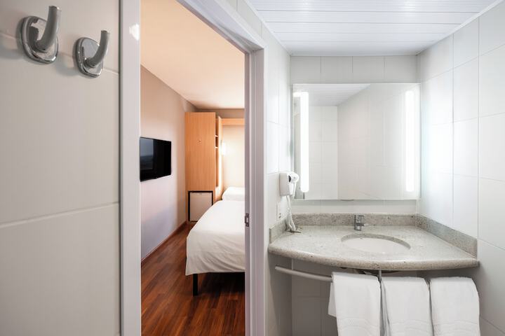 Room 30 of 64