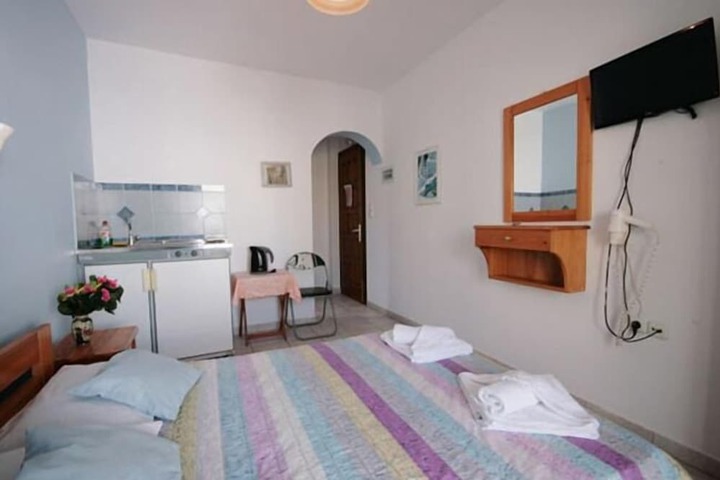Room 8 of 33