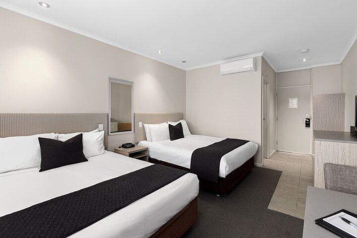 Room 4 of 93