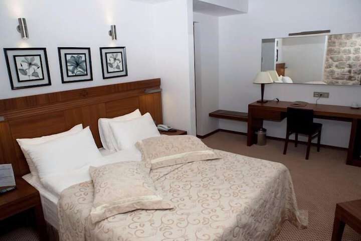 Room 9 of 35