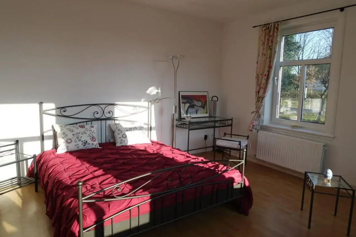 Room 4 of 9