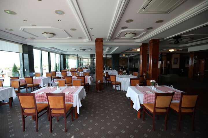 Dining 33 of 38