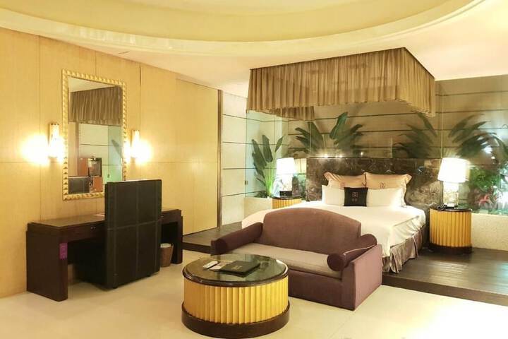 Room 32 of 68