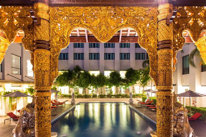 Hotel Pool