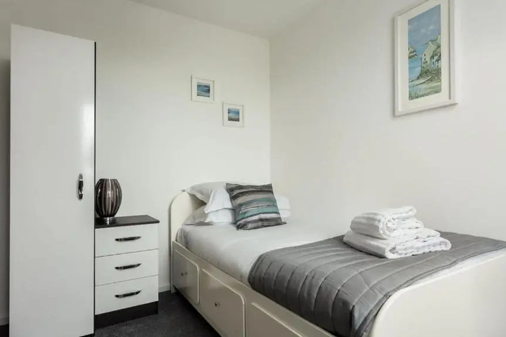 Room 6 of 18