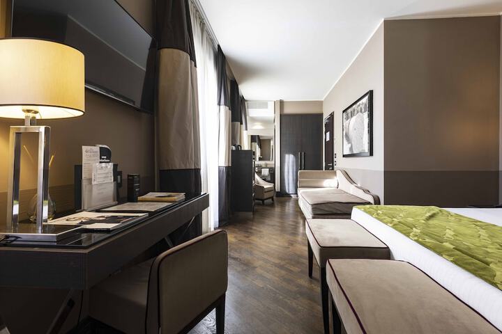 Room 42 of 79