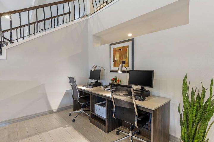 Business Center 40 of 44