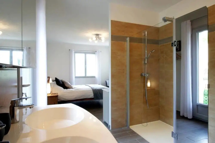 Room 10 of 26