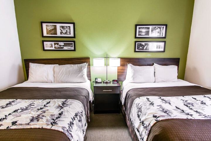 1 Queen Bed (3 of 14)