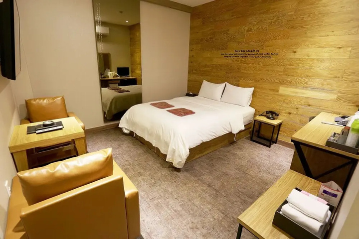 Room 2 of 16