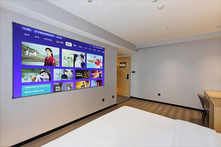 Room 9 of 36