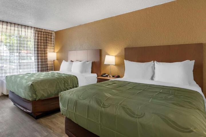 2 Queen Beds (7 of 9)
