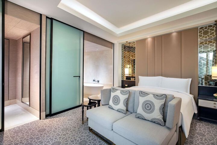Room 18 of 151