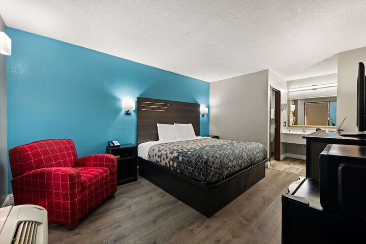 1 King Bed (5 of 7)