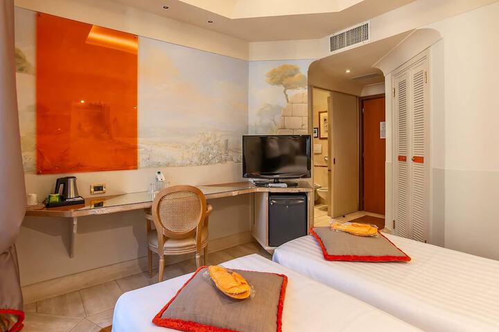 Room 37 of 174