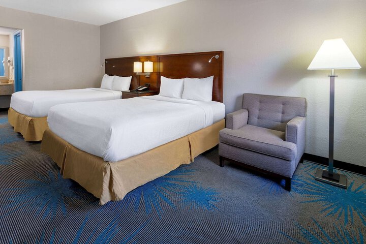 1 Queen Bed (7 of 7)