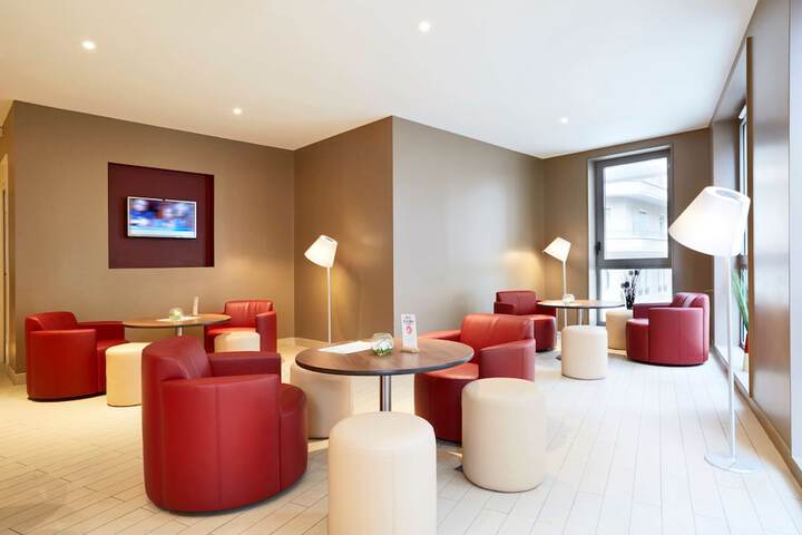 Lounge 21 of 34