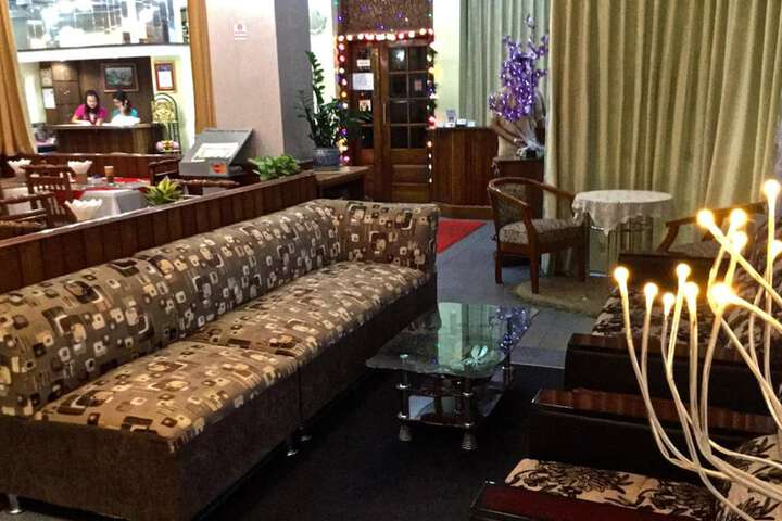 Lounge 36 of 38