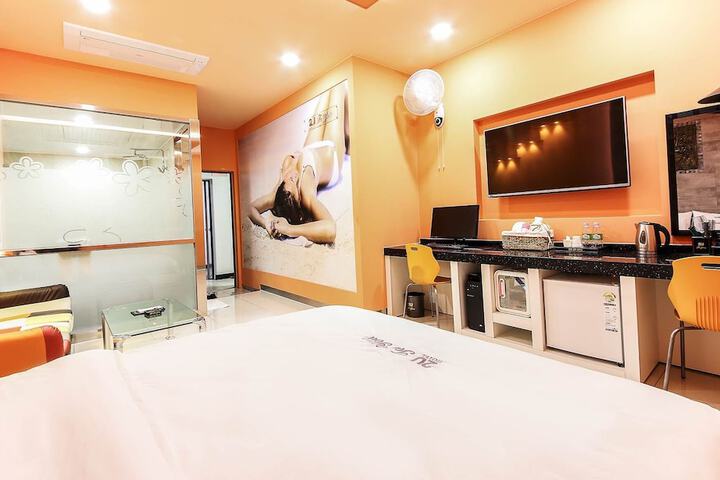 Room 2 of 6