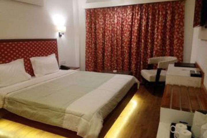 Room 5 of 9