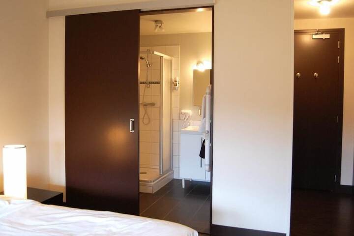 Room 6 of 38