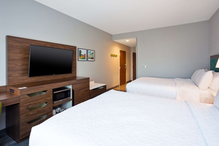 2 Queen Beds Hearing Accessible (1 of 9)