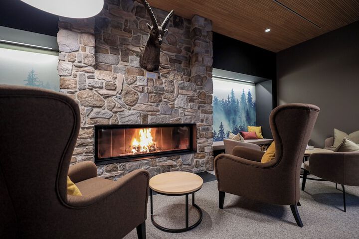 Lobby lounge