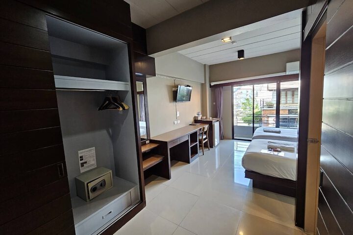 Room 9 of 32