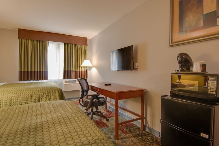 1 Queen Bed (7 of 18)
