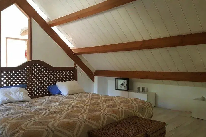 Room 4 of 18