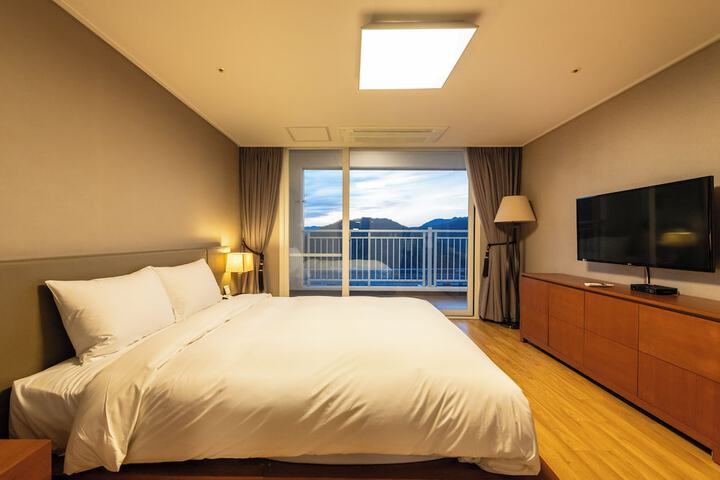 Room 34 of 100