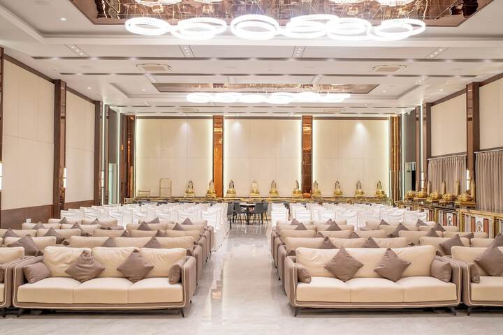 Ballroom/Hall 17 of 19
